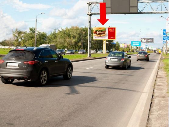 Фото рекламной плоскости по адресу Богатырская ул. / Полярная ул., разделитель, возле "Эпицентра", из центра