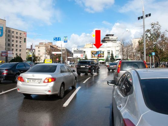 Фото рекламної площини за адресою Московская ул., 33 / Кловский спуск, кинотеатр "Зоряный", в сторону Славы пл.