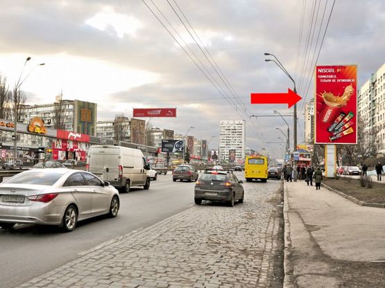 Фото рекламной плоскости по адресу Победы пр., 20, напротив магазинов "Интертоп", "Carlo Pazolini", "Фокстрот", в сторону ст. м. "Политехнический институт"