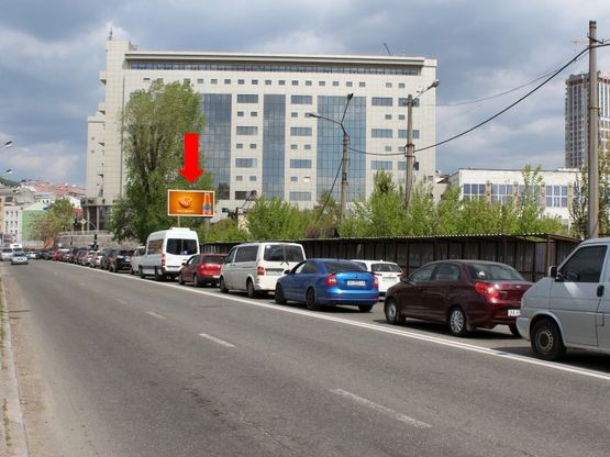 Фото рекламної площини за адресою Короленковская ул., на светофоре, заезд в "Мегамаркет", кинотеатр "Батерфляй", в сторону Жилянская ул.