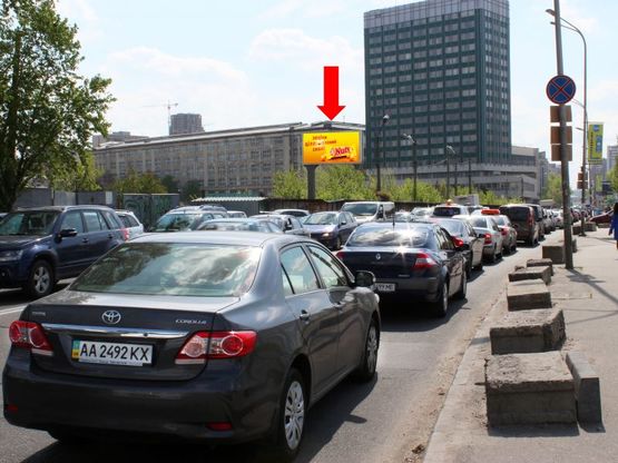 Фото рекламної площини за адресою Короленковская ул., на светофоре, заезд в "Мегамаркет", кинотеатр "Батерфляй", в сторону Федорова ул.