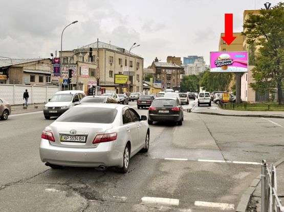 Фото рекламной плоскости по адресу Короленковская ул. / Владимирская ул., на светофоре, в сторону Жилянская ул.