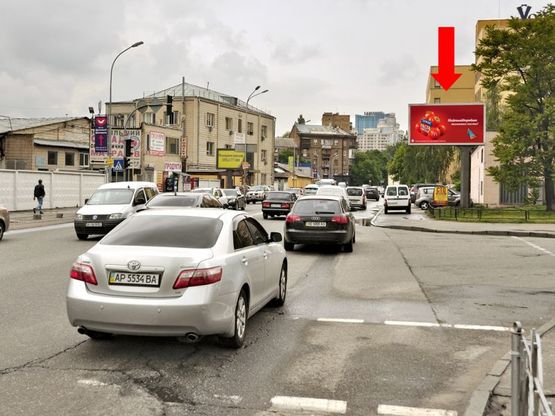 Фото рекламної площини за адресою Короленковская ул. / Владимирская ул., на светофоре, в сторону Жилянская ул.