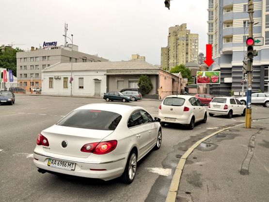 Фото рекламной плоскости по адресу Малевича ул. (бывш. Боженка ул.) / Гринченка ул., на светофоре, в центр