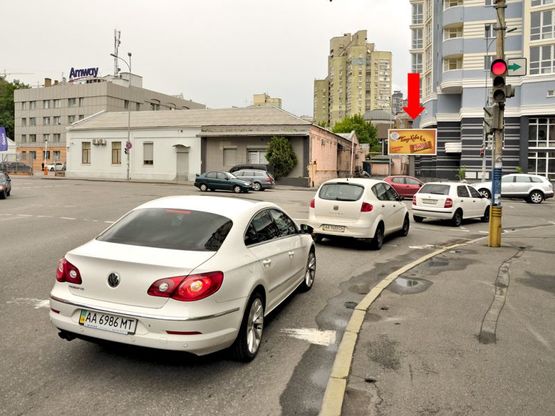 Фото рекламной плоскости по адресу Малевича ул. (бывш. Боженка ул.) / Гринченка ул., на светофоре, в центр