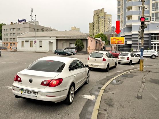 Фото рекламної площини за адресою Малевича ул. (бывш. Боженка ул.) / Гринченка ул., на светофоре, в центр
