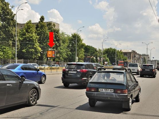 Фото рекламной плоскости по адресу Украинки бул., 27 / Кудри ул., светофор, в сторону Дружбы народов бул.