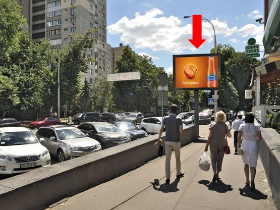 Фото рекламної площини за адресою Омеляновича-Павленка ул. (бывш. Суворова ул.), 18/ 20, супермаркет "Сильпо", ресторан "У хромого пола", в сторону Кловского спуска