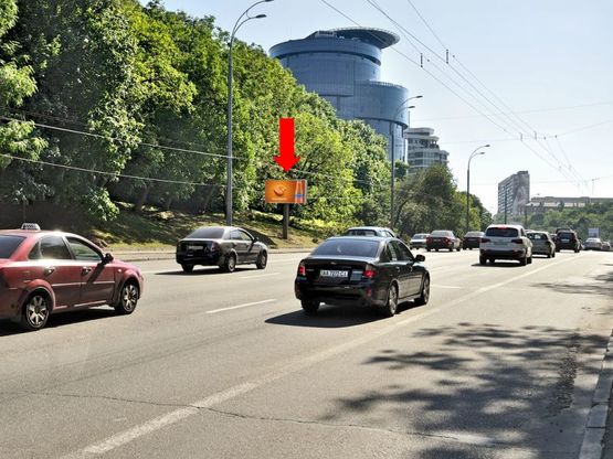 Фото рекламной плоскости по адресу Дружбы Народов бул., 38-А, напротив, в сторону Печерского моста, между ел. оп. №196 и №194