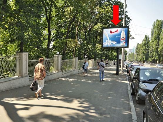 Фото рекламной плоскости по адресу Шевченко бул., 32, напротив, в сторону Победы пл.