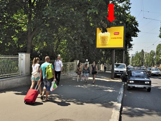 Фото рекламной плоскости по адресу Шевченко бул., 36, напротив, в сторону Победы пл.