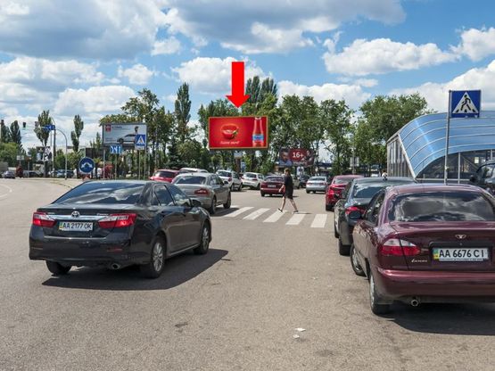 Фото рекламної площини за адресою Харьковская пл., разделитель, в сторону Дарницкая пл. (бывш. Ленинградская пл.)