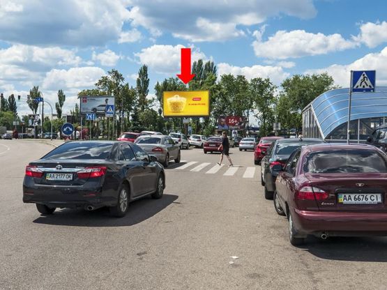 Фото рекламной плоскости по адресу Харьковская пл., разделитель, в сторону Дарницкая пл. (бывш. Ленинградская пл.)