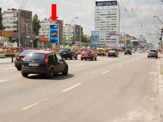 Фото рекламної площини за адресою Победы пр., 21, возле магазинов "Интертоп", "Carlo Pazolini", "Фокстрот", из центра