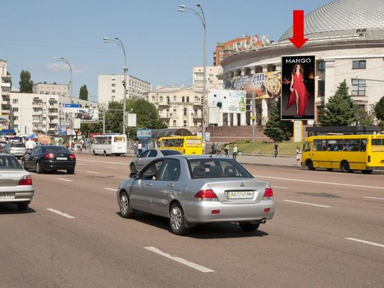 Фото рекламной плоскости по адресу Победы пл., возле цирка, в сторону моста Воздухофлотского