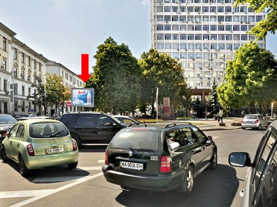 Фото рекламной плоскости по адресу Омеляновича-Павленка ул. (бывш. Суворова ул.), 1, в сторону Московская ул., разделитель