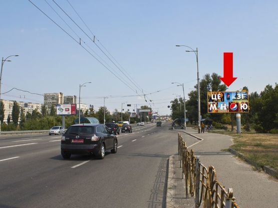 Фото рекламной плоскости по адресу Соборности пр. (бывш. Воссоединения пр.), мост Патона, в сторону левого берега