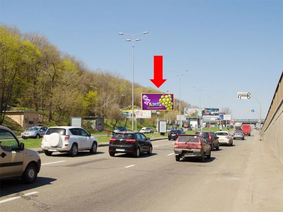 Фото рекламной плоскости по адресу Набережное шоссе, ст. м. "Днепр", разделитель, в сторону Подола
