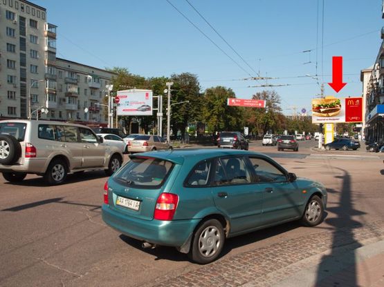 Фото рекламної площини за адресою Победы пл., 2 / Дмитриевская ул., на светофоре, в сторону моста Воздухофлотского , из центра