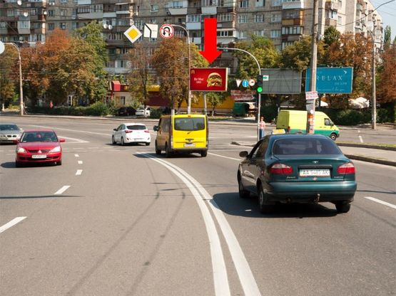 Фото рекламної площини за адресою Кирилловская ул. (бывш. Фрунзе ул.), 122/1 / Подольский спуск, на светофоре
