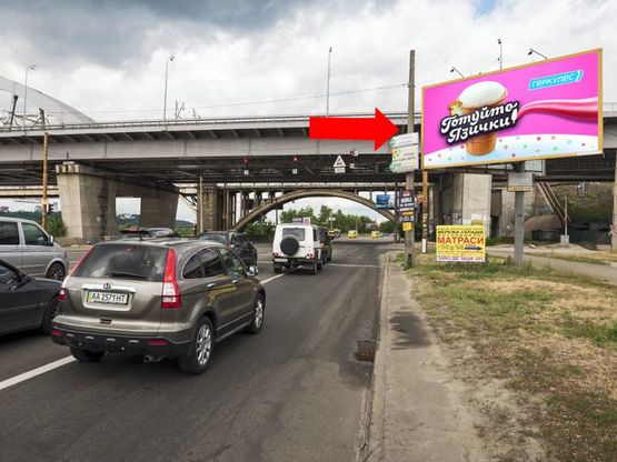 Фото рекламной плоскости по адресу Днепровская Набережная / Причальная ул. / мост Дарницкий, на светофоре, в сторону мост Патона