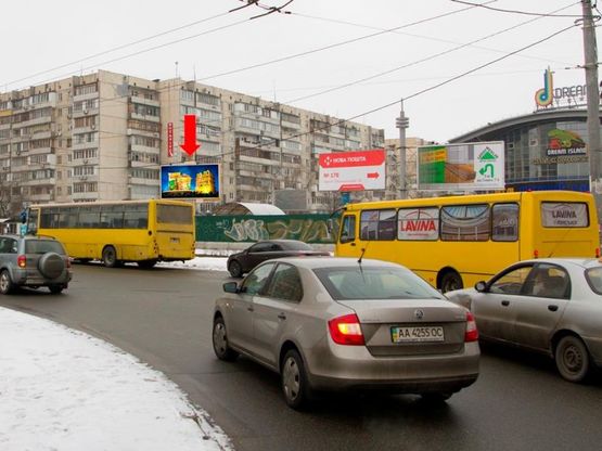 Фото рекламної площини за адресою Оболонский пр., 21, ст. м. "Минская", ТРЦ "Dream Town", "McDonald's", в сторону ст. м. "Героев Днепра"