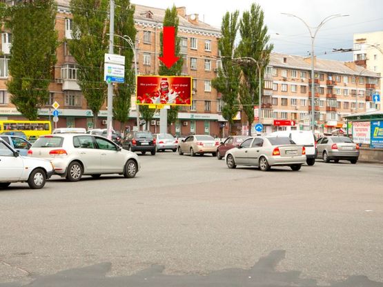 Фото рекламной плоскости по адресу Севастопольская пл. / Чоколовский бул., возле "McDonald's", на светофоре