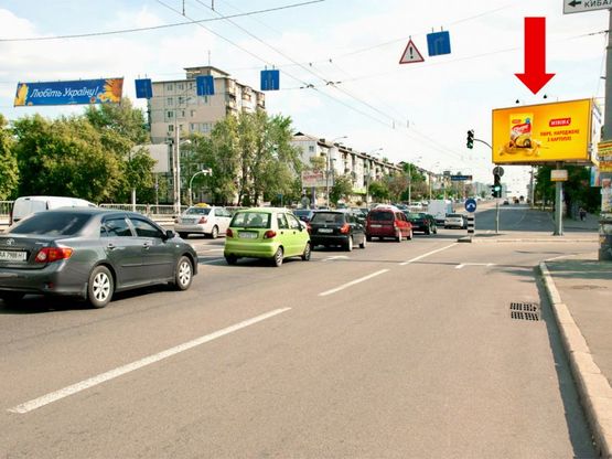 Фото рекламной плоскости по адресу Перова бул. / Кибальчича ул., разделитель, на светофоре, в сторону Броварского пр.