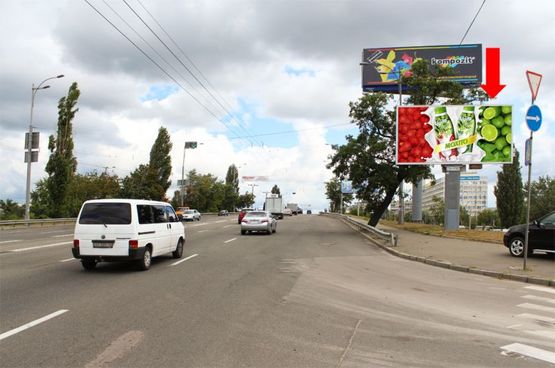 Фото рекламної площини за адресою Соборности пр. (бывш. Воссоединения пр.) / Березняковская ул., мост, перед АЗС "Окко", в сторону Дарницкая пл. (бывш. Ленинградская пл.)