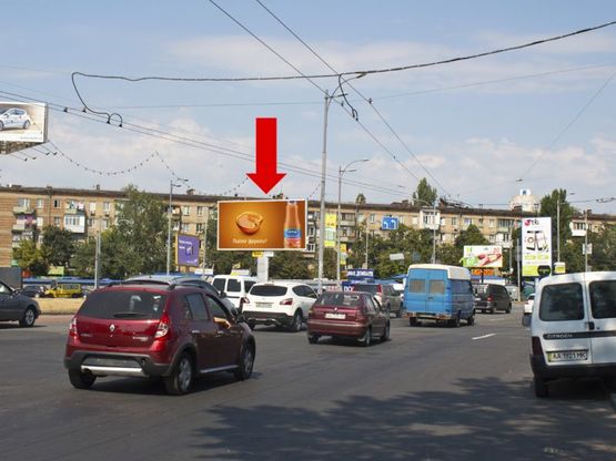 Фото рекламной плоскости по адресу Дарницкая пл. (бывш. Ленинградская пл.), центральный разделитель, напротив "McDonald's", в сторону Гагарина пр.