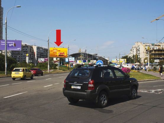 Фото рекламной плоскости по адресу Оболонский пр. / Минская пл., разделитель, ст. м. "Минская"