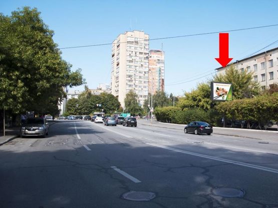 Фото рекламной плоскости по адресу Старонаводницкая ул., 1/45 / ул. Алмазова (бывш. ул. Кутузова), на светофоре, в центр