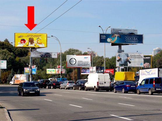 Фото рекламной плоскости по адресу Героев ВОВ пл., разделитель, в сторону ст. м. "Дружбы Народов"