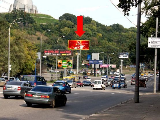 Фото рекламної площини за адресою Героев ВОВ пл., разделитель, в сторону моста Патона