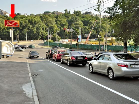 Фото рекламної площини за адресою Героев ВОВ пл., разделитель, в сторону Дружбы народов бул.