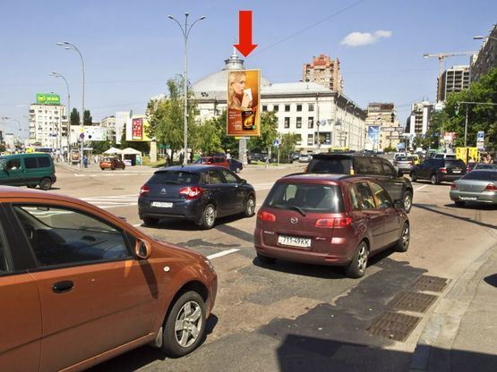 Фото рекламної площини за адресою Победы пл., 2 / Дмитриевская ул. / Гончара ул., напротив супермаркета "Сильпо", в сторону Бульварно-Кудрявская ул. (бывш. Воровского ул.)