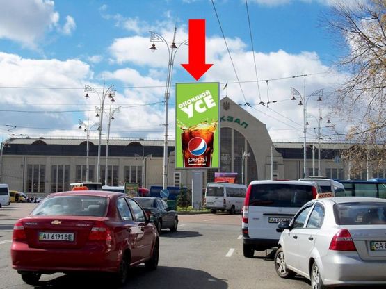 Фото рекламной плоскости по адресу Вокзальная пл., разделитель, в сторону жд вокзала