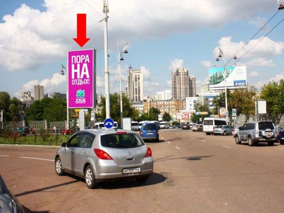 Фото рекламной плоскости по адресу Вокзальная пл., разделитель, в сторону Шевченко бул.