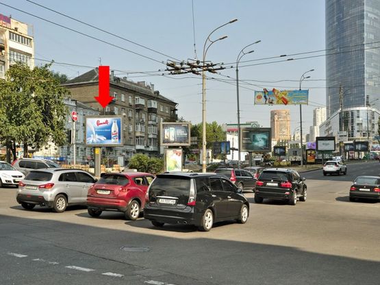 Фото рекламной плоскости по адресу Бассейная ул., 17, разделитель, напротив ТЦ "Гулливер", в сторону Украинки бул.