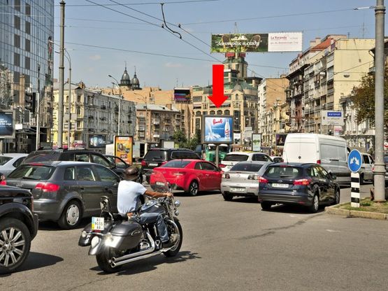 Фото рекламної площини за адресою Бассейная ул., 23 / Шелковичная ул. / Мечникова ул., разделитель, напротив ТЦ "Гулливер", в сторону Бессарабская пл.