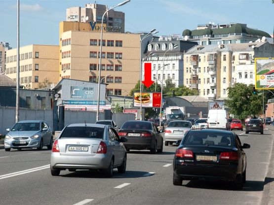 Фото рекламной плоскости по адресу Короленковская ул., 6, на светофоре, поворот на супермаркет "Мегамаркет", в сторону Жилянская ул.