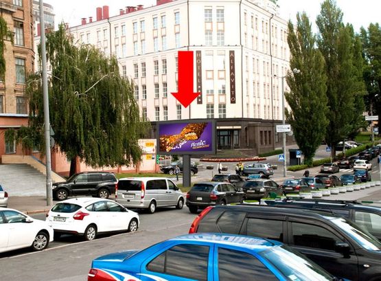 Фото рекламной плоскости по адресу Предславинская ул., 35-1, Дворец "Украина", в сторону ул. Колпака