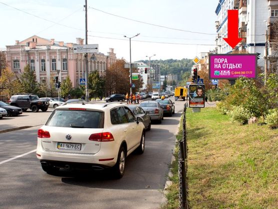 Фото рекламной плоскости по адресу Коновальца ул. (бывш. Щорса ул.) / Предславинская ул., на светофоре, в сторону Б. Васильковская ул.