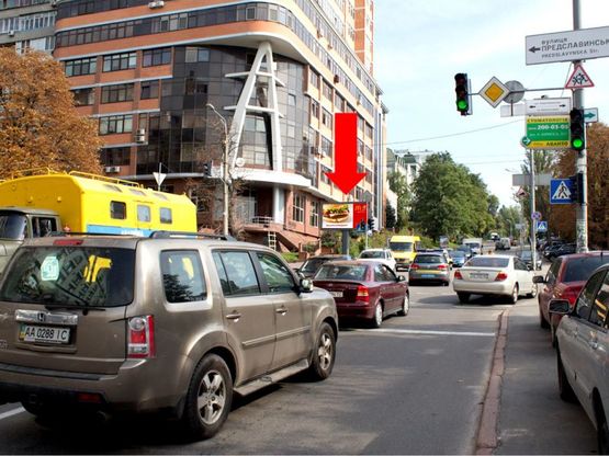 Фото рекламной плоскости по адресу Коновальца ул. (бывш. Щорса ул.) / Предславинская ул., на светофоре, в сторону Украинки бул.