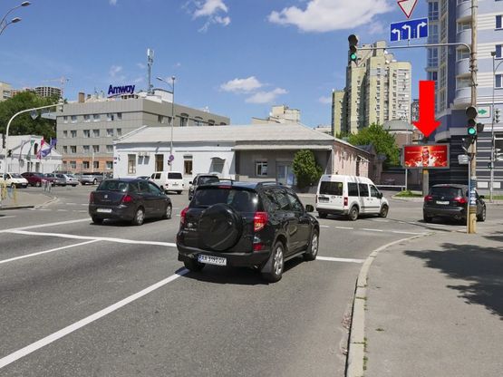 Фото рекламной плоскости по адресу Малевича ул. (бывш. Боженка ул.) / Гринченка ул., на светофоре, в центр