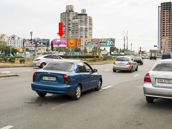 Фото рекламной плоскости по адресу Оболонский пр. / Малиновского ул., разделитель, ст. м. "Оболонь", в сторону Петровки, левая