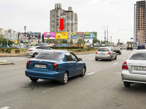 Фото рекламної площини за адресою Оболонский пр. / Малиновского ул., разделитель, ст. м. "Оболонь", в сторону Петровки, правая