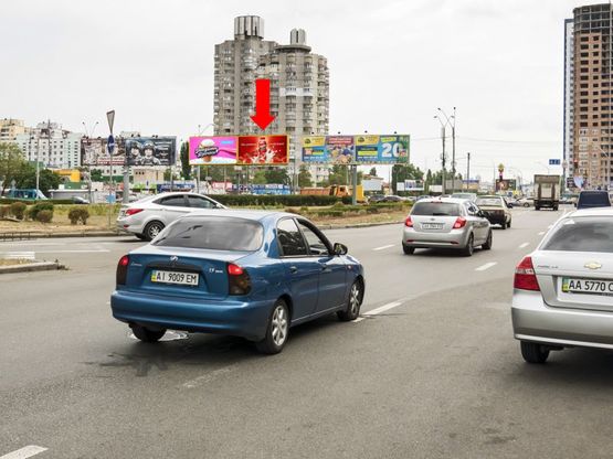 Фото рекламної площини за адресою Оболонский пр. / Малиновского ул., разделитель, ст. м. "Оболонь", в сторону Петровки, правая