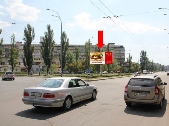 Фото рекламной плоскости по адресу Героев Сталинграда пр. / Малиновского ул., на клумбе, в сторону Малиновского ул.