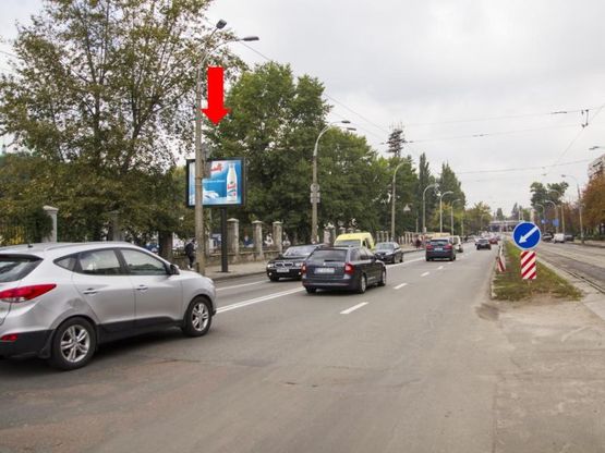 Фото рекламної площини за адресою Кирилловская ул. (бывш. Фрунзе ул.) / Подольский спуск, на светофоре, из центра